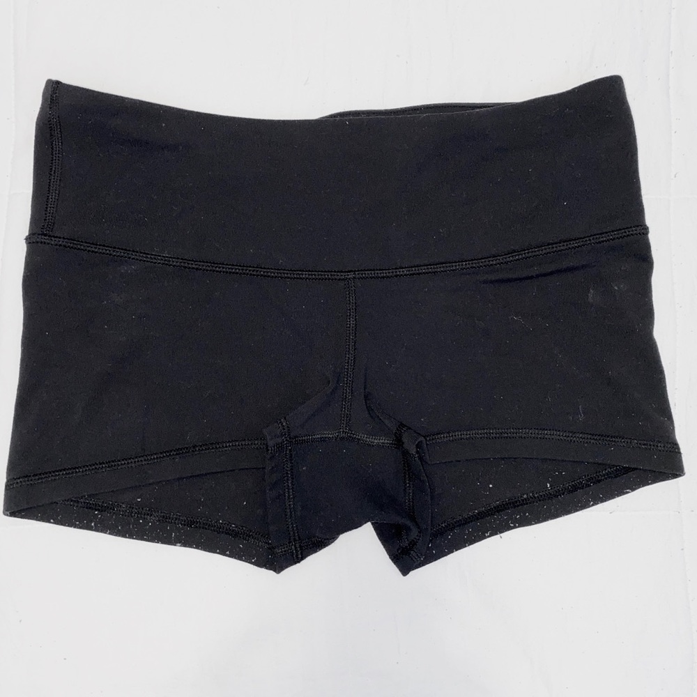 lululemon - low rise right fit shorty shorts